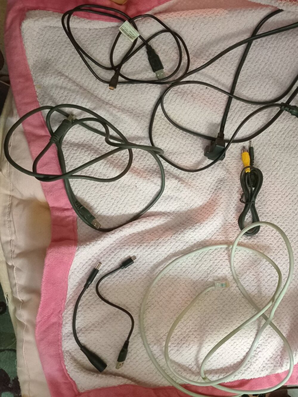 VARIOUS PRE-OWNED CABLES INCL. LAN, ETHERNET & USB CABLES FOR DATA TRANSFER